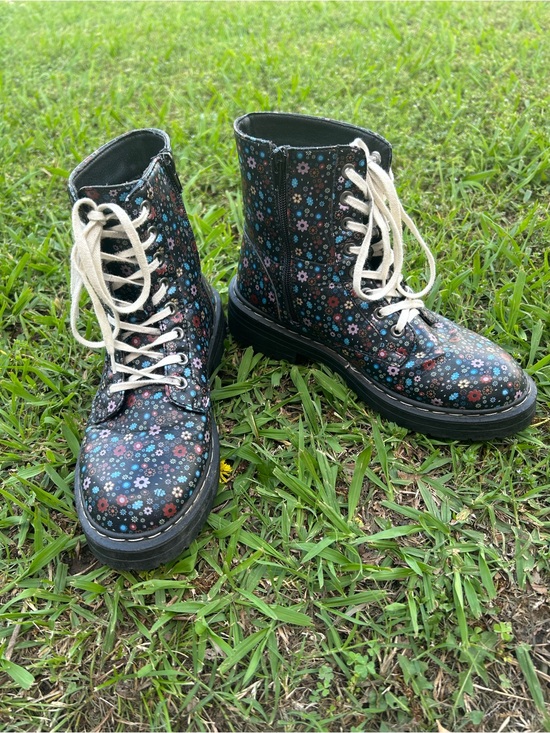 Shoes - Cute & Edgy KAEDY Black Floral Lace-Up Side Zip Chunky Combat Boots Size 7.5